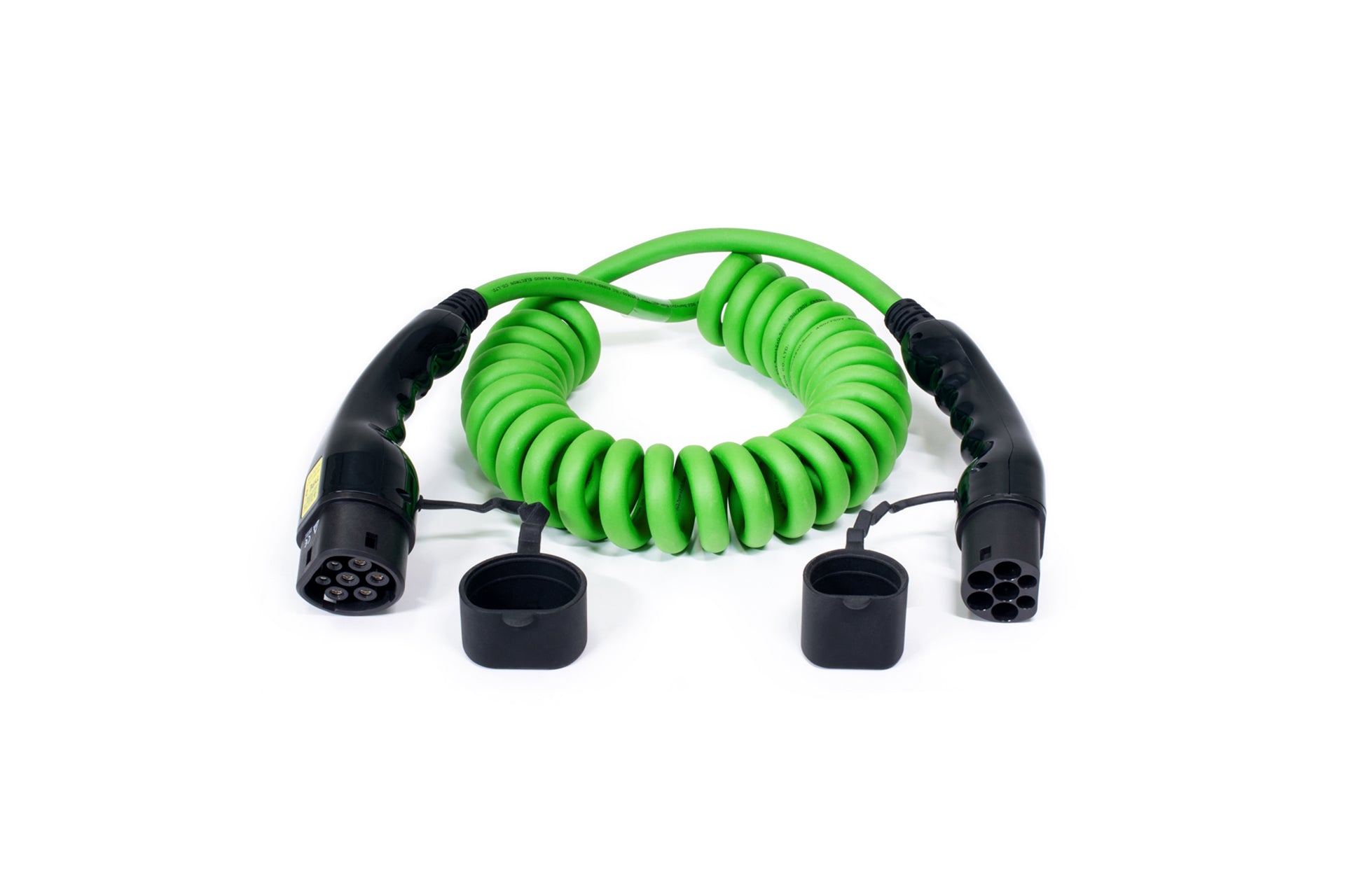 Das ELECTRIC-WAYS Ladekabel - Spiral Typ 2 ist ein grünes Spiralkabel für Elektroautos und Plug-In-Hybride mit schwarzen Steckern und abnehmbaren Schutzkappen an jedem Ende, abgebildet auf weißem Hintergrund.
