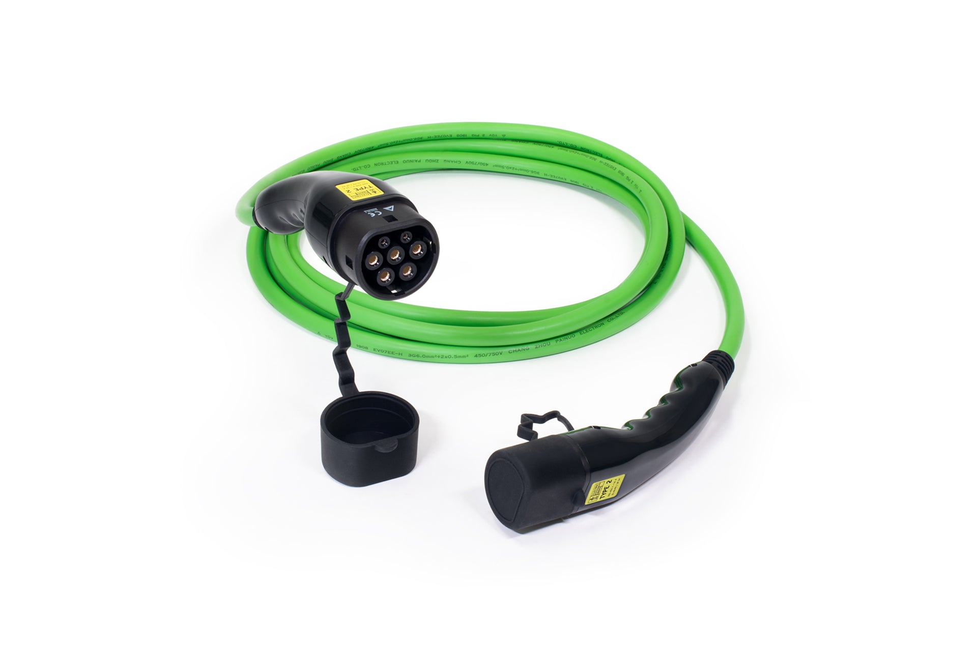 Das ELECTRIC-WAYS Ladekabel - Glatt Typ 2 ist ein grünes Ladekabel mit schwarzem Stecker und Schutzkappe, gewickelt auf weißem Hintergrund dargestellt – ideal für Elektroautos, die einen sicheren Typ 2-Stecker benötigen.