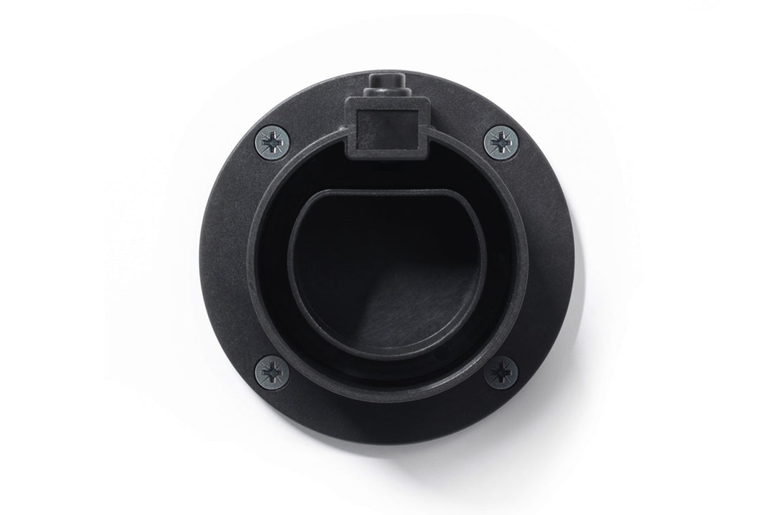 Nahaufnahme der ELECTRIC-WAYS Steckerhalterung Typ 2, ein rundes schwarzes Kunststoffteil mit vier Schrauben – ideal für die Wandmontage und kompatibel mit Ladestecker Typ 2.