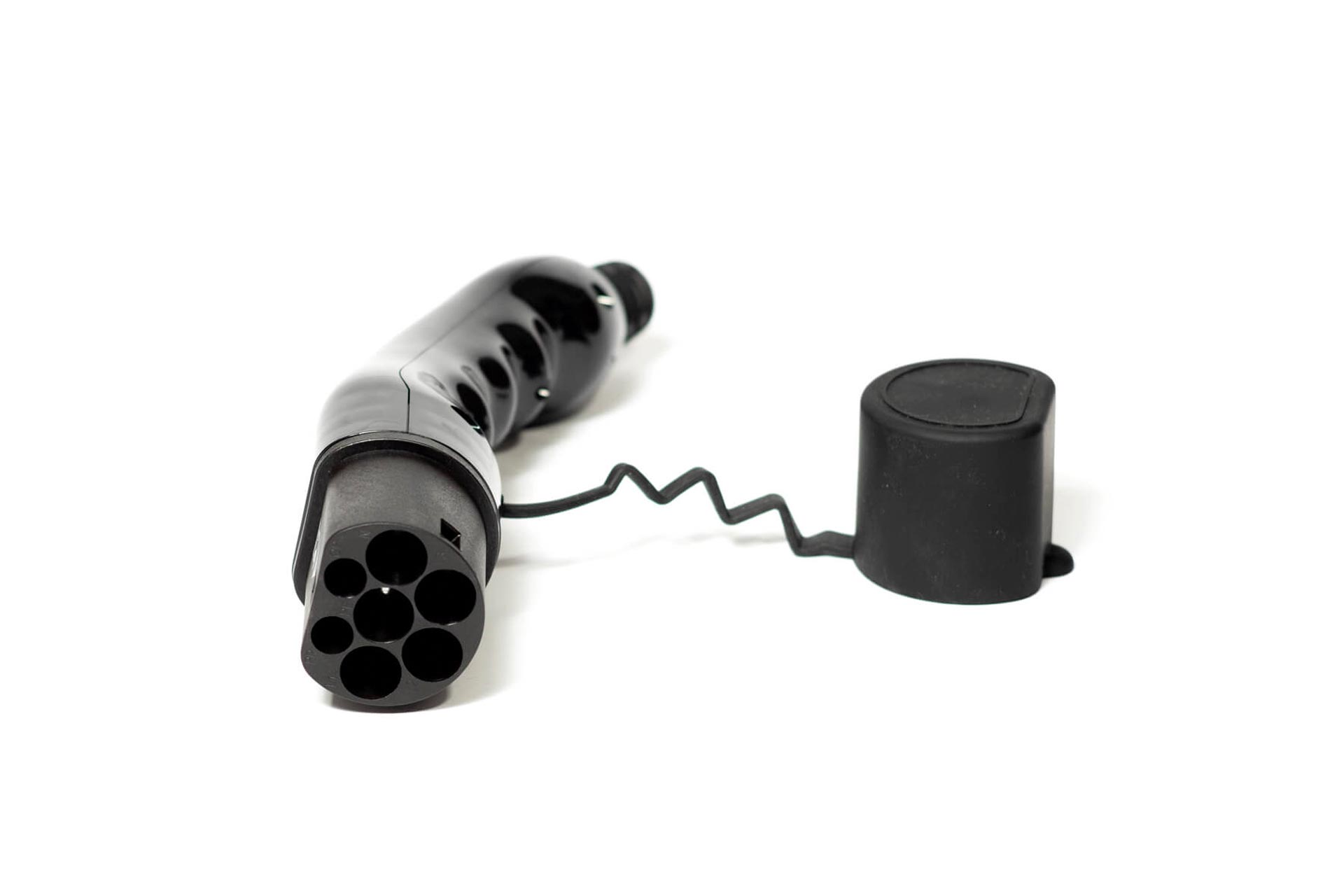 Das ELECTRIC-WAYS Ladekabel - Spiral Typ 2 Ladestecker von ELECTRIC-WAYS, mit aufgesetzter Kappe, ist für Elektroautos bzw. Plug-In-Hybride konzipiert und auf weißem Hintergrund abgebildet.