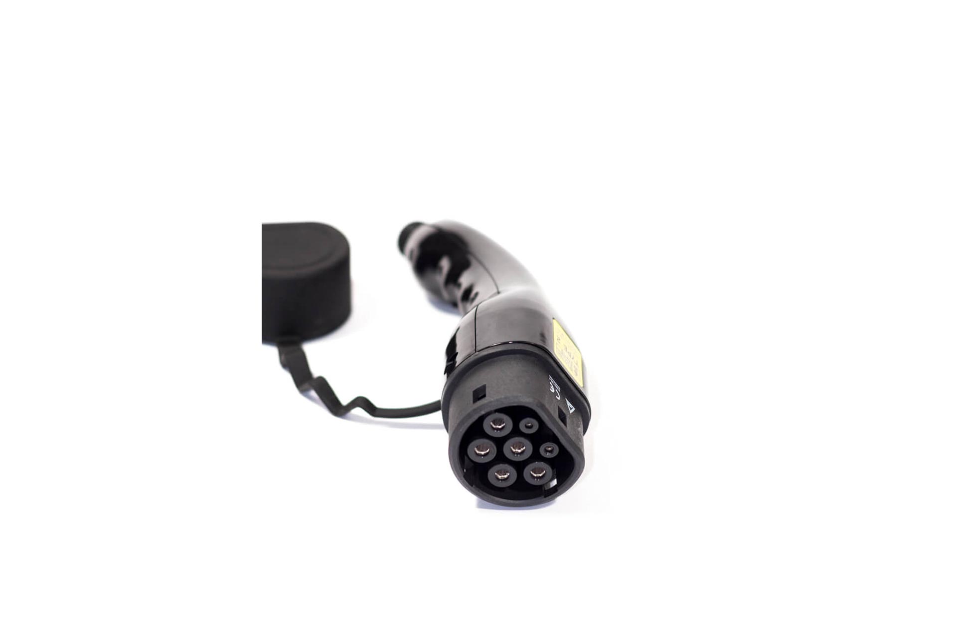 Eine Nahaufnahme des ELECTRIC-WAYS Ladekabels - Spiral Typ 2 Ladestecker mit Schutzkappe, ideal für Elektroautos und Plug-In-Hybride von ELECTRIC-WAYS, isoliert auf weißem Hintergrund.