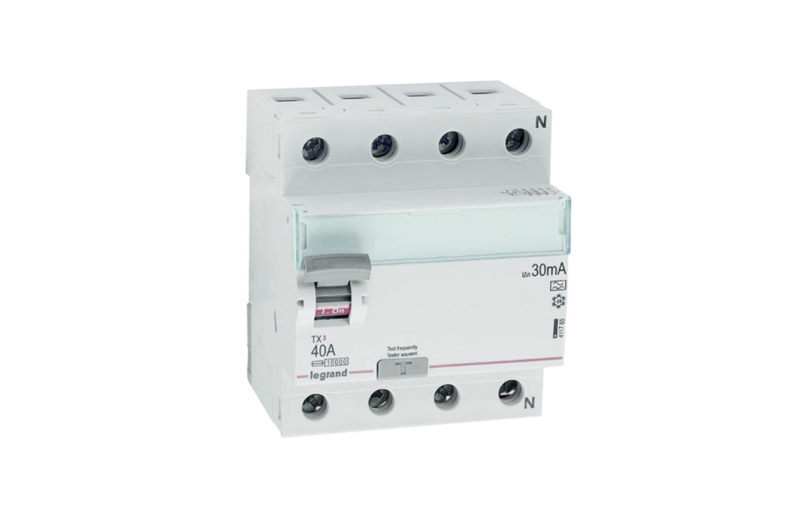 Der Legrand TX3 Fehlerstromschutzschalter Typ A ist ein weißer, 4-poliger 40-A-FI-Schutzschalter mit grauem Schalter (30 mA), ideal für Wallbox-Installationen und zur zuverlässigen Fehlerstromerkennung in Schalttafeln. Marke: Legrand.