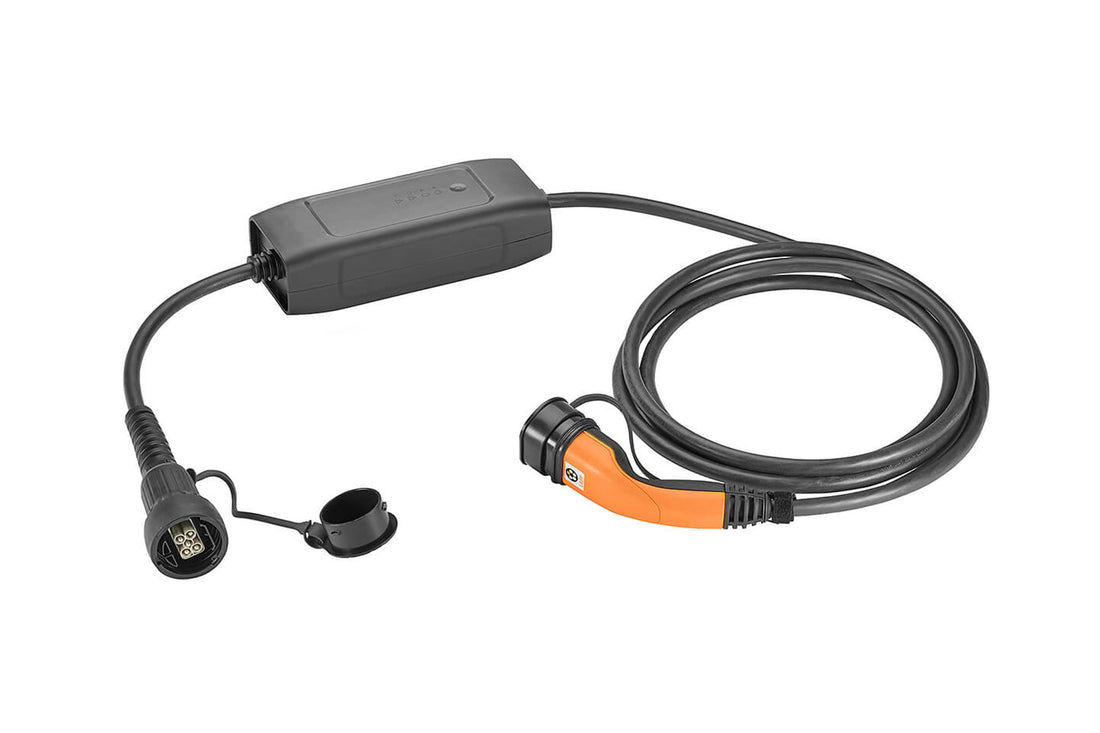 Das LAPP Mobile Ladestation Universal SET von LAPP ist ein EV-Spiralladekabel mit Steuerbox und Steckern, einer davon mit Schutzkappe – perfekt als mobiles Ladegerät zum flexiblen Laden von Elektrofahrzeugen.