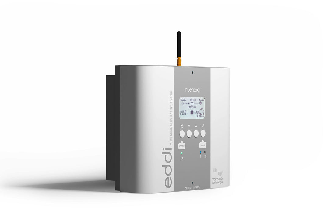 Ein silberner myenergi eddi-Energieregler von myenergi mit Digitalanzeige, Tasten, Anschlüssen und Antenne für das PV-Überschussstrom-Management in Ihrem Energiemanagementsystem, dargestellt auf einem schlichten weißen Hintergrund.