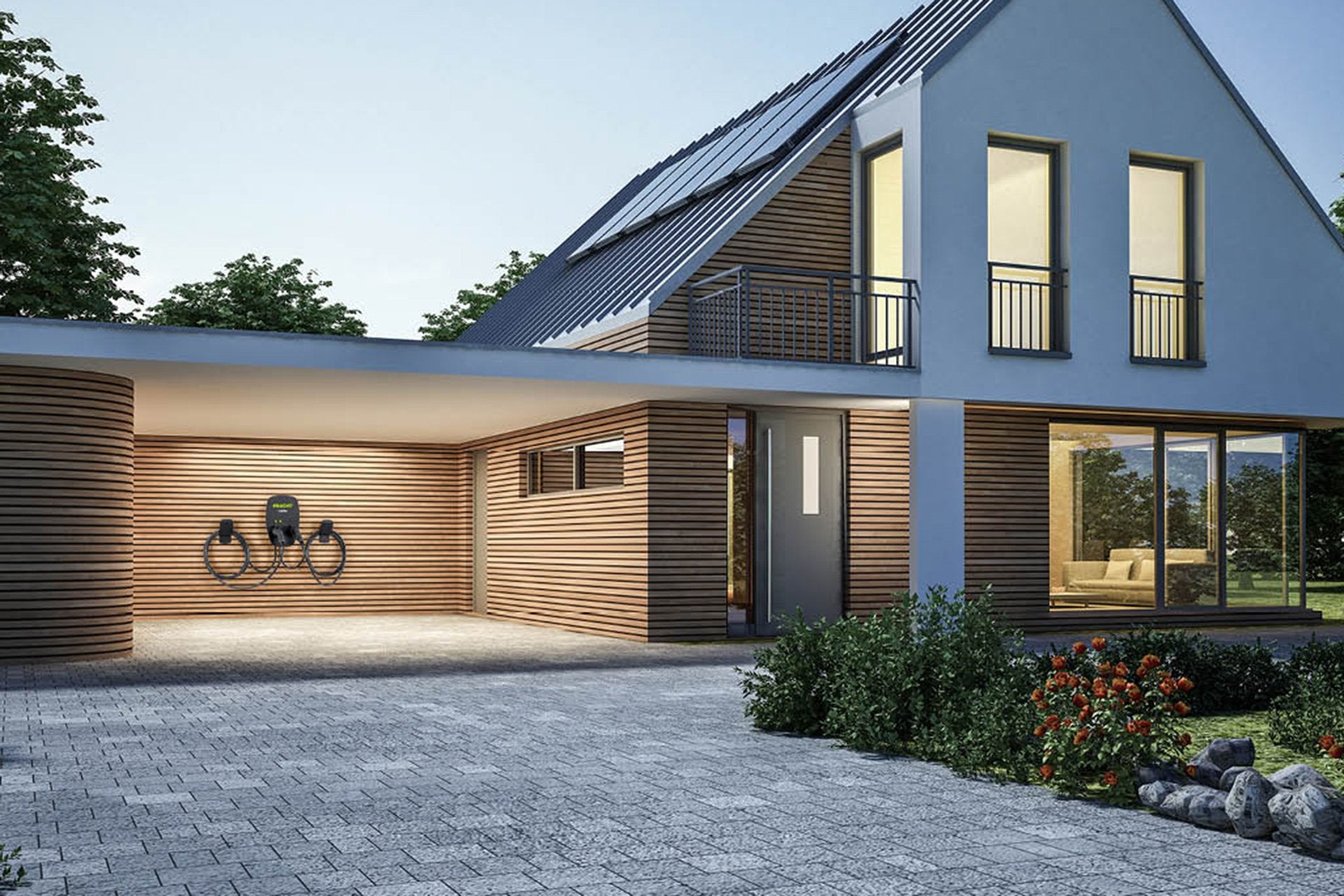 Modernes Haus mit Holzverkleidung, großen Fenstern und Schrägdach. Überdachter Carport mit Pracht Alpha XT von Pracht (RFID-Zugang und IP65-Schutz). Garten und Steinweg im Vordergrund.