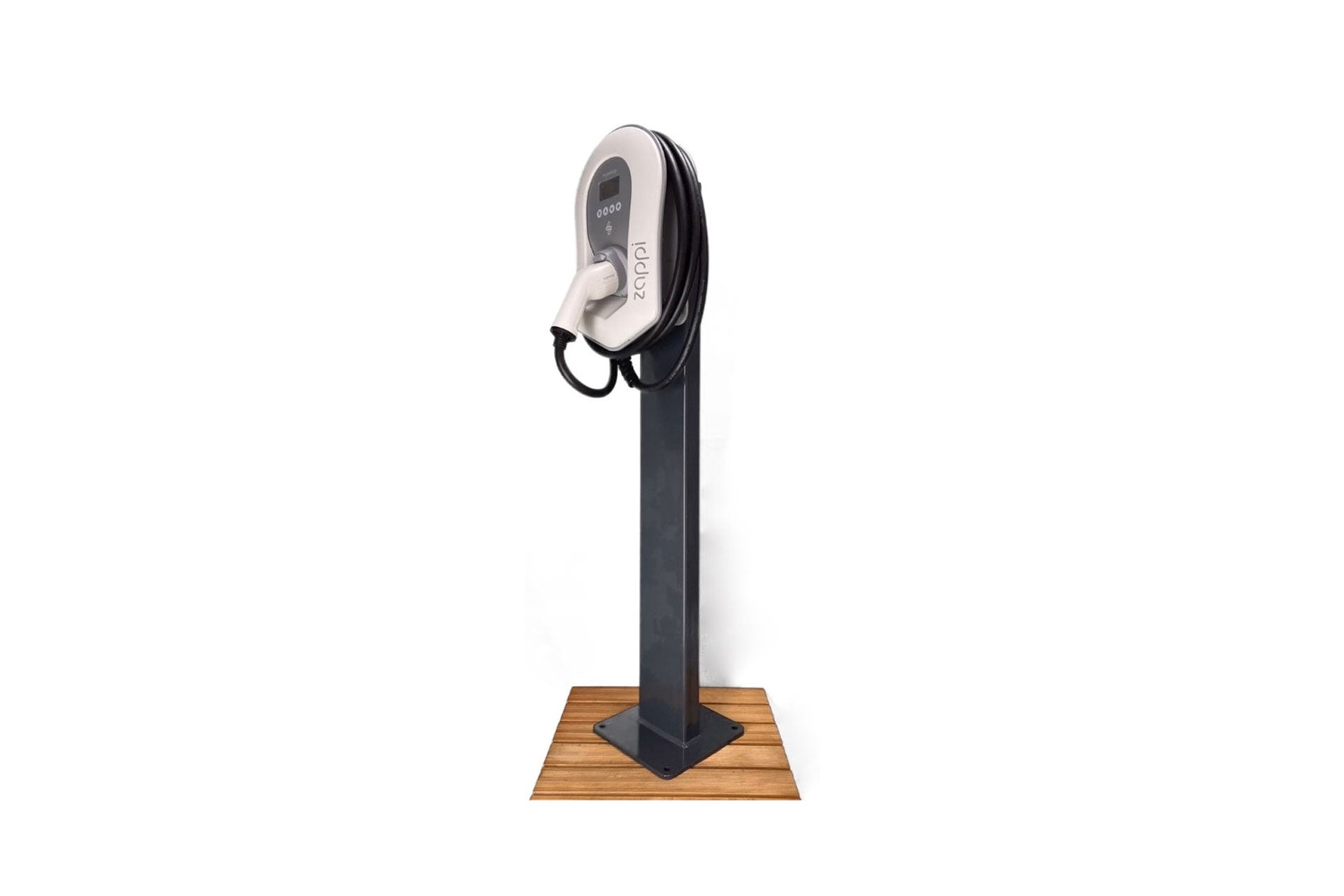 Eine freistehende myenergi Standfuß Zappi-Ladestation von myenergi ist auf einem Holzsockel montiert, wobei das Ladekabel ordentlich um die Einheit gewickelt ist.