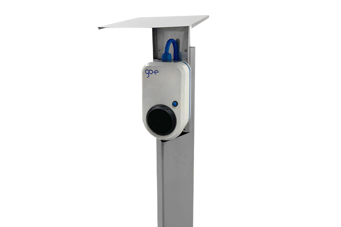 Eine Flexmount-Stele inkl. Adapter für go-e von Flexmount, in Weiß mit blauem Kabel, ist auf einem Metallpfosten montiert und mit einer Flachdach-Schutzdachabdeckung versehen.