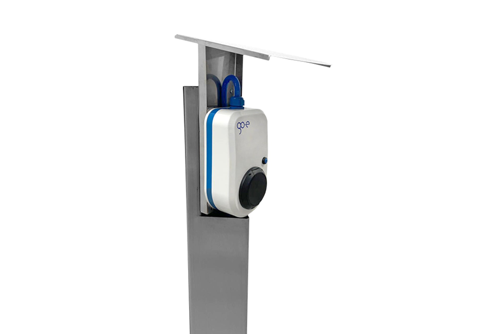 Eine weiß-blaue Charger Home+ EV-Ladestation mit Schutzdach, montiert auf einer Flexmount-Stele inkl. Adapter für go-e von Flexmount, mit Schutzüberhang.