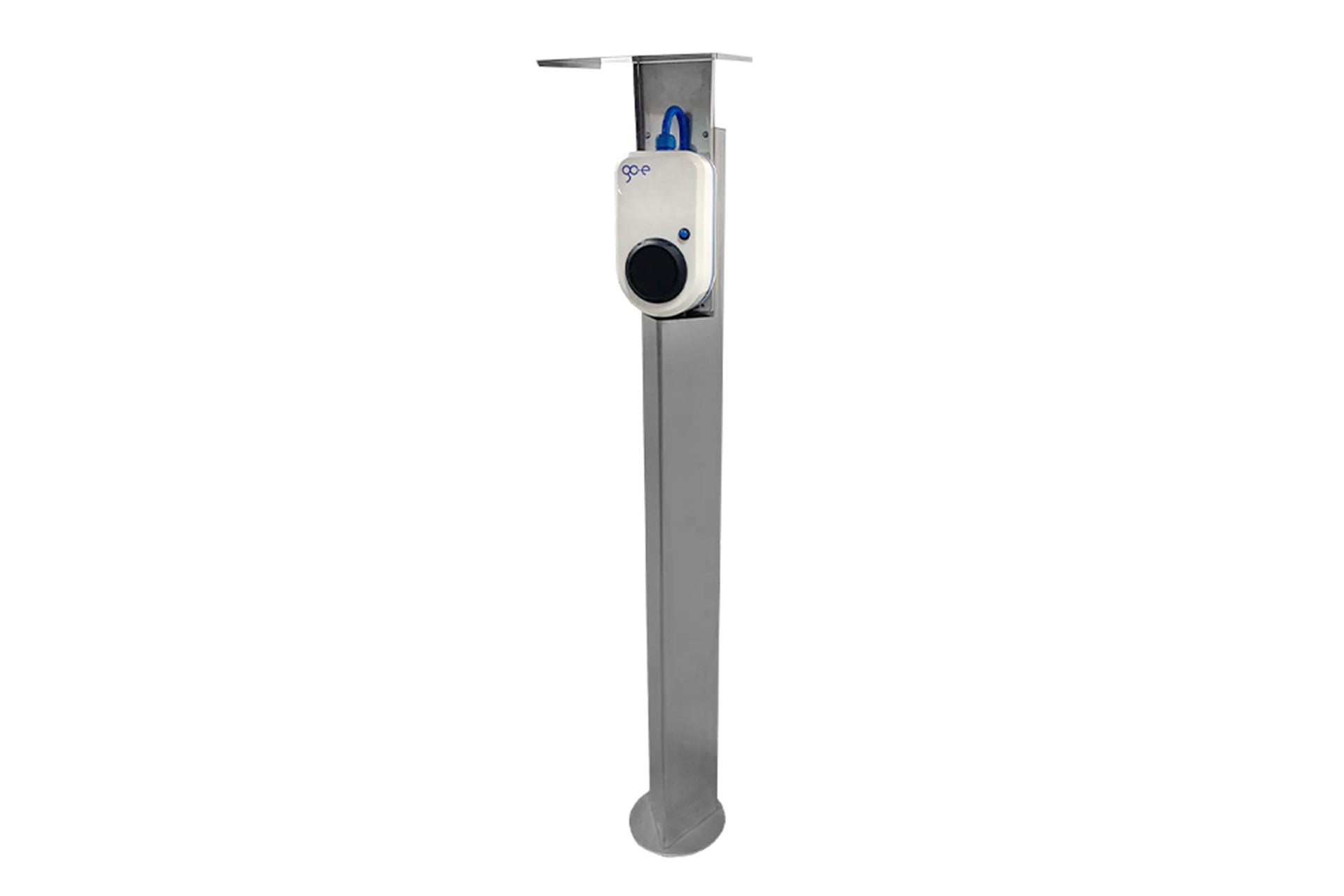 Eine Flexmount-Stele inkl. Adapter für go-e, ein hoher, freistehender silberner Sockel mit flacher Oberseite, hält ein weißes Ladegerät für Elektrofahrzeuge.
