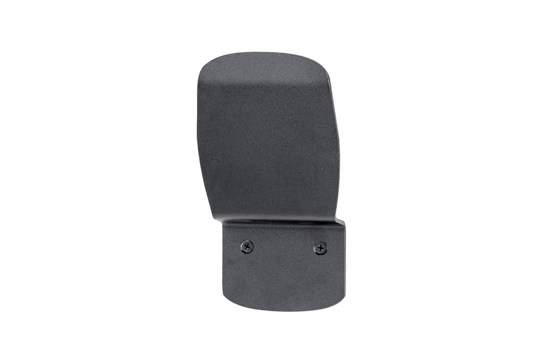 Der Pracht Alpha Wandkabelhalter von Pracht ist ein schwarzer Wandhaken aus Metall mit gebogener Oberseite und zwei sichtbaren Schrauben, ideal zum Ordnen Ihrer Ladestation.