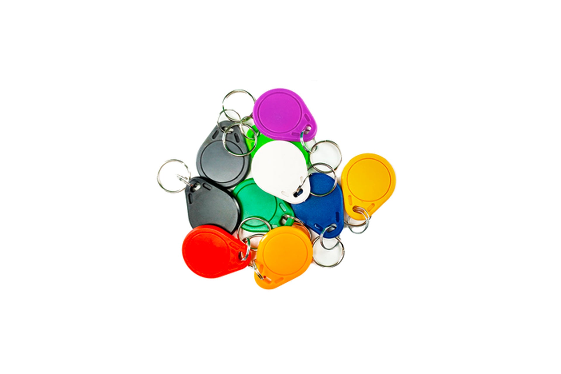 Ein Set aus 10 bunten go-e RFID-Tags aus Kunststoff mit Schlüsselringen aus Metall, kreisförmig angeordnet auf weißem Hintergrund.