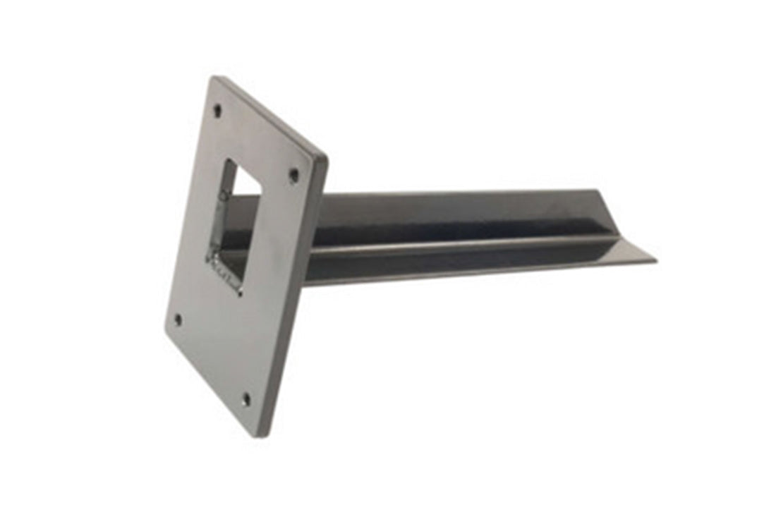 Die go-e Grundplatte für Standfuß MB von go-e ist eine L-Winkelhalterung aus Metall mit einer quadratischen Montageplatte, einem zentralen quadratischen Ausschnitt und vier Ecklöchern, die für die Verwendung mit dem Standfuß MB konzipiert ist und auf einem weißen Hintergrund dargestellt ist.