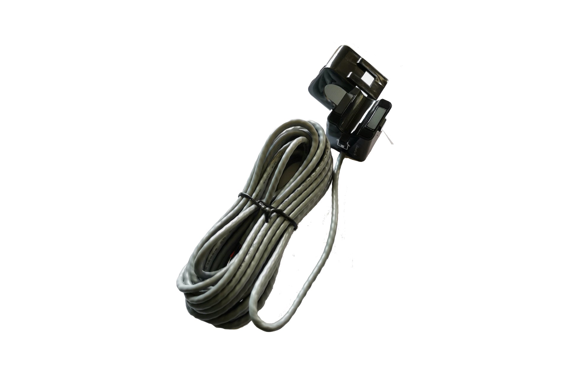 Ein aufgerolltes graues Kabel, das mit einem schwarzen Kabelbinder gesichert ist, ist an einer myenergi CT-Klemme von myenergi befestigt, die für den Einsatz mit Stromsensoren konzipiert ist und auf einem weißen Hintergrund dargestellt ist.