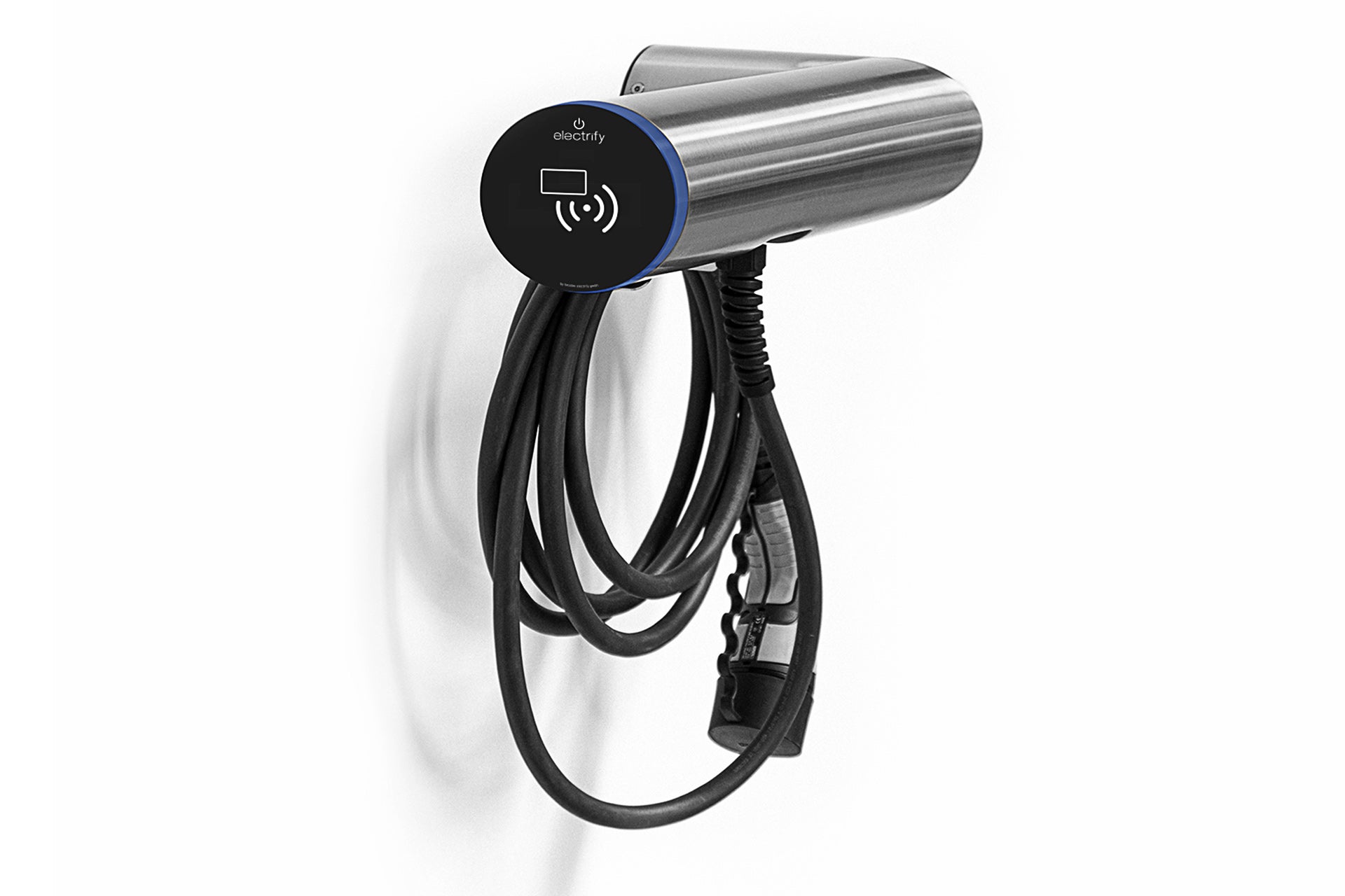 Die Elektroauto-Ladestation hesotec electrify eBox wr30 Base von hesotec electrify ist eine Wandladestation in Weiß mit App-Steuerung, Spiralladekabel und unten hängendem Stecker.