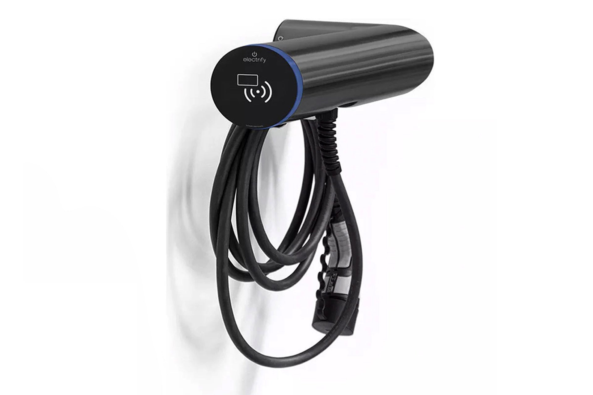 Eine schwarze Hesotec electrify eBox wr30 Base EV-Ladestation ist an einer weißen Wand montiert, ihr Ladekabel ist ordentlich darum gewickelt und unterstützt eine bequeme App-Steuerung.