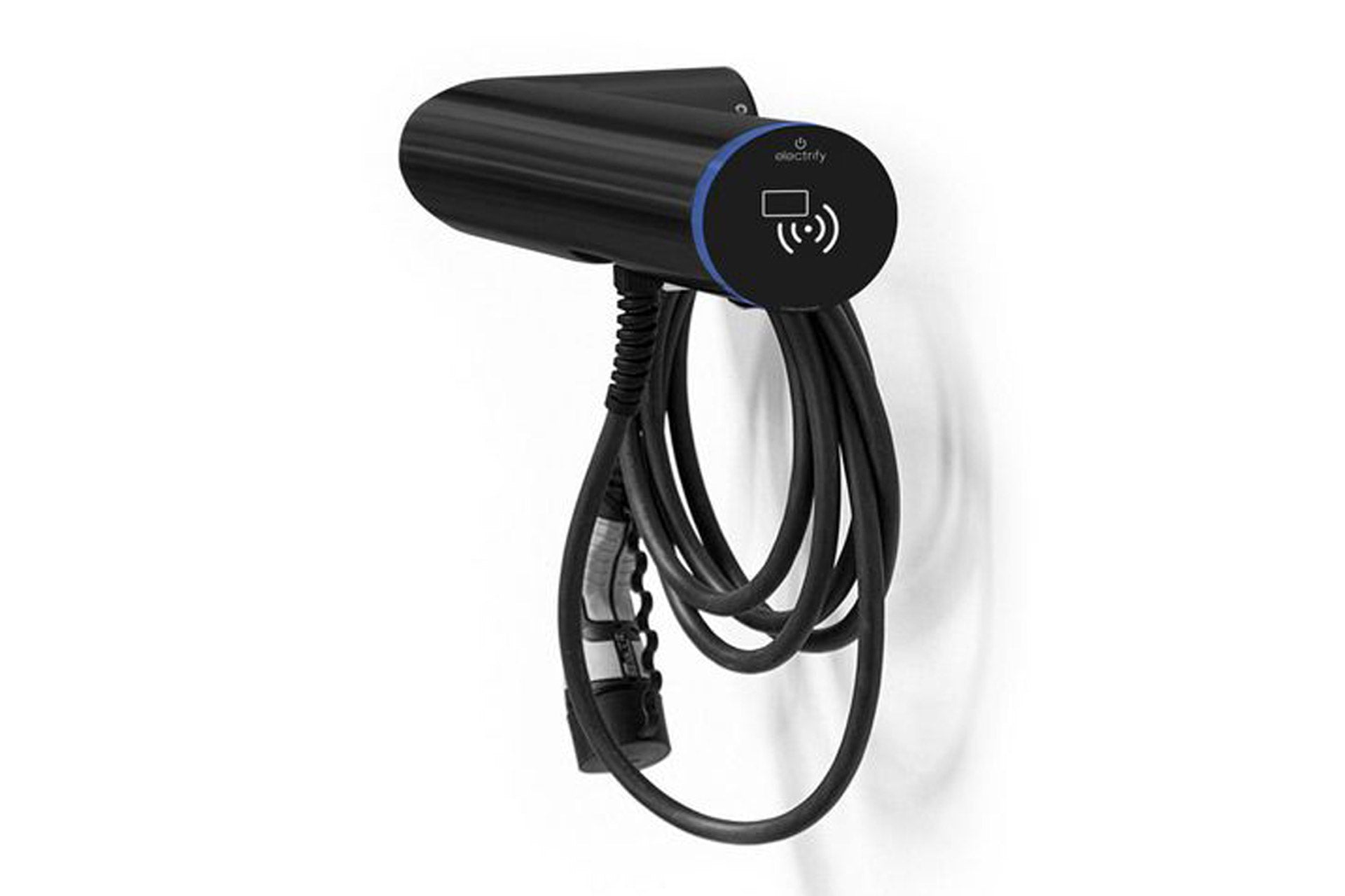 Eine hesotec electrify eBox wr30 Smart Ladestation in Schwarz ist an einer weißen Wand montiert, das Ladekabel ist darunter aufgewickelt. Das hesotec electrify Gerät verfügt über eine WLAN- und LAN-Schnittstelle für komfortable Konnektivität.