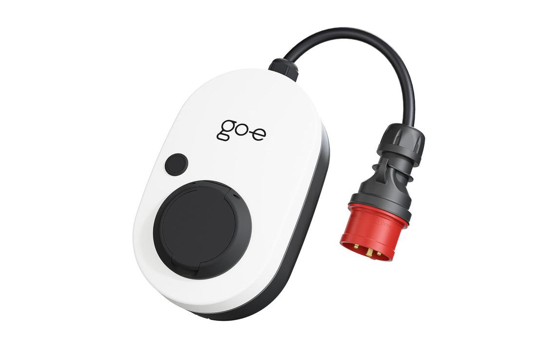 Der go-e Charger Gemini flex von go-e ist ein tragbarer weiß-schwarzer Ladeadapter für Elektrofahrzeuge mit kurzem Kabel, Typ-2-Stecker und rotem Industriestecker.