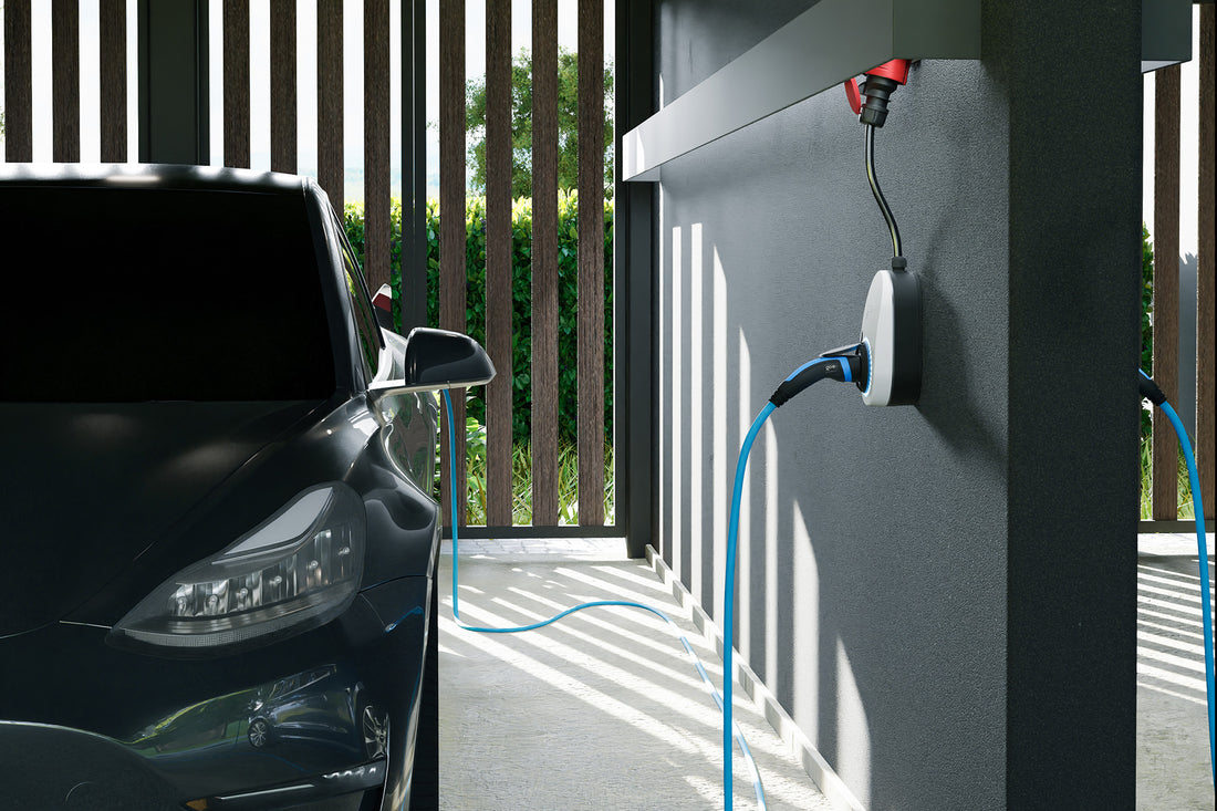 In einer modernen Garage steht ein schwarzes Elektroauto, angeschlossen an einen go-e Charger Gemini flex von go-e mit blauem Typ 2 Kabel.