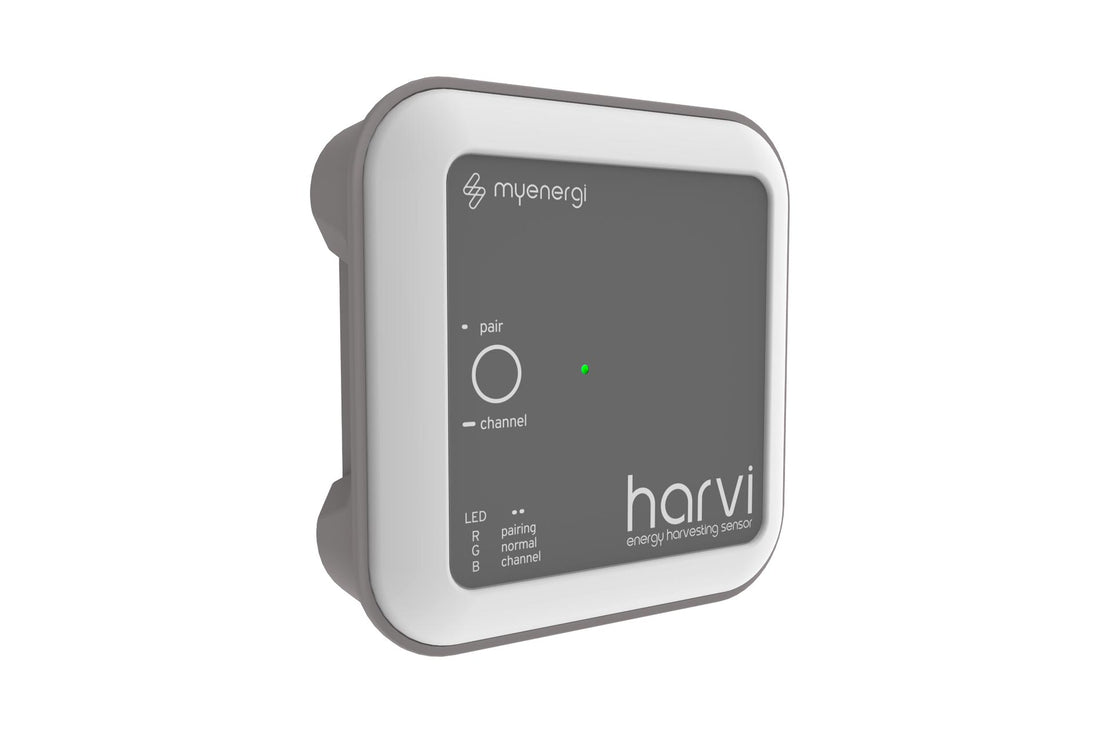 Der myenergi harvi ist ein grau-weißer Energiegewinnungssensor von myenergi mit Anzeigeleuchten und beschrifteten Tasten, der für die nahtlose Integration in Ihre PV-Anlage oder Ihr Zappi-Ladesystem konzipiert ist.