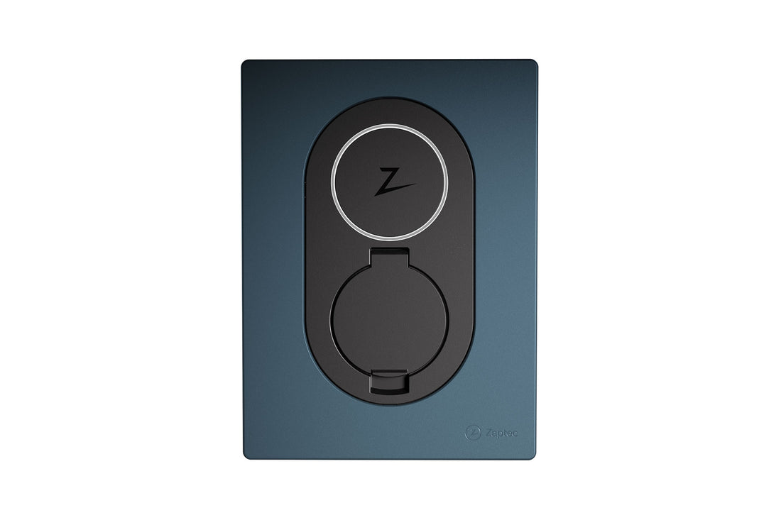 Der Zaptec Go (22 kW) von Zaptec ist eine schwarz-blaue runde Ladebuchse für Elektrofahrzeuge mit Z-Logo und integriertem Energiezähler, montiert auf einer rechteckigen Platte.