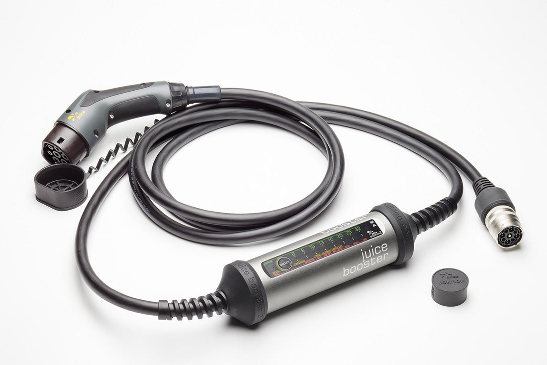 Das HUK Juice Booster 2 HUK-Set ist ein mobiles Ladekabel für Elektrofahrzeuge, mit angeschlossener Steuereinheit und Schutzkappe – ideal als tragbare Ladestation.