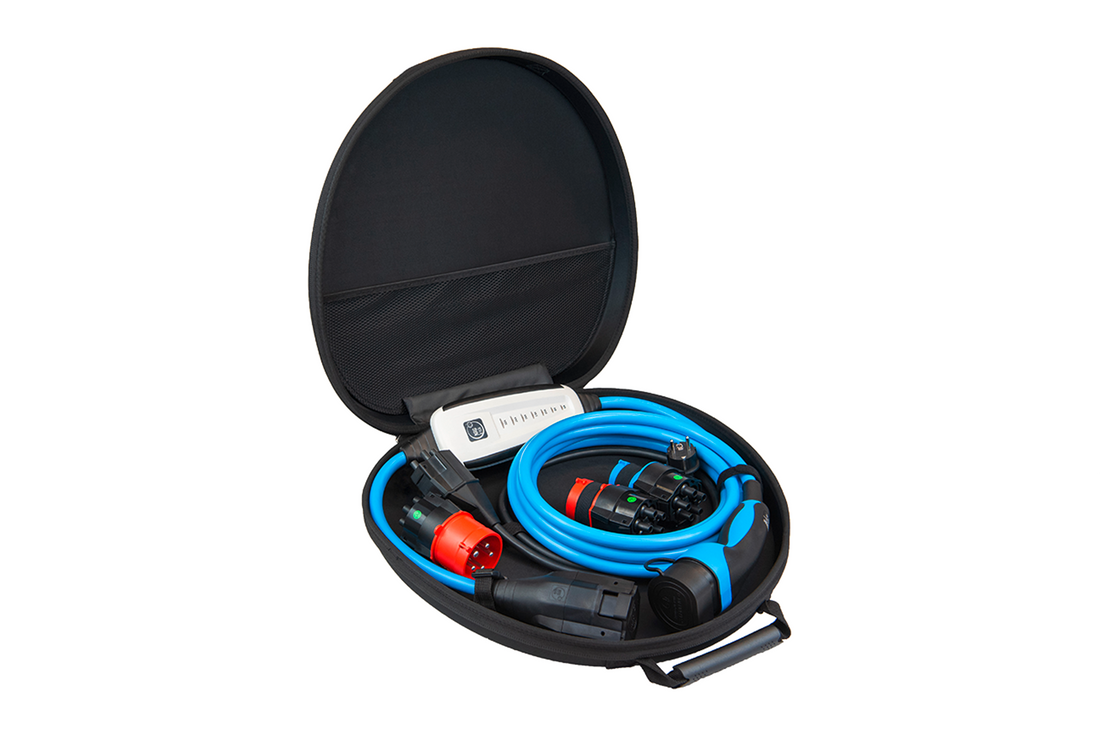Das NRGkick-Set von NRGkick ist ein tragbares Ladekabel-Set für Elektrofahrzeuge mit 22 kW Ladeleistung, Typ-2-Anschlüssen und einem blauen Kabel, das in einer runden schwarzen Tragetasche aufgewickelt ist.
