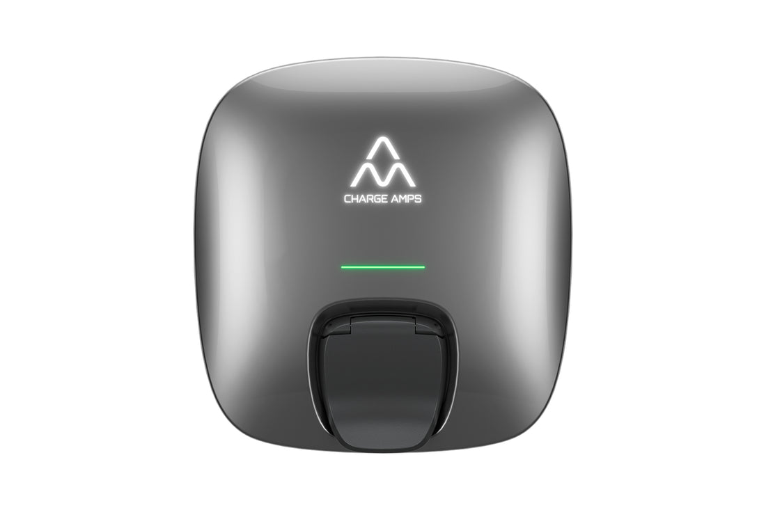 Die Charge Amps Luna ist eine graue Ladestation für Elektrofahrzeuge von Charge Amps mit einer zentralen LED-Anzeige, einem Logo auf der Vorderseite und einer fortschrittlichen, zukunftssicheren Lastausgleichsfunktion für das Energiemanagement.