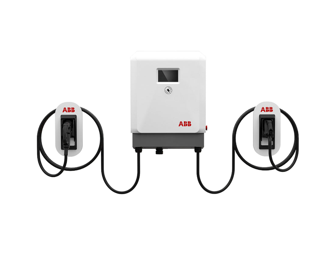 Die weiße ABB Terra 24 DC-Wandladestation für Elektromobilität verfügt über zwei Ladeanschlüsse an gegenüberliegenden Seiten des Geräts, die jeweils durch schwarze Kabel zum Schnellladen verbunden sind.