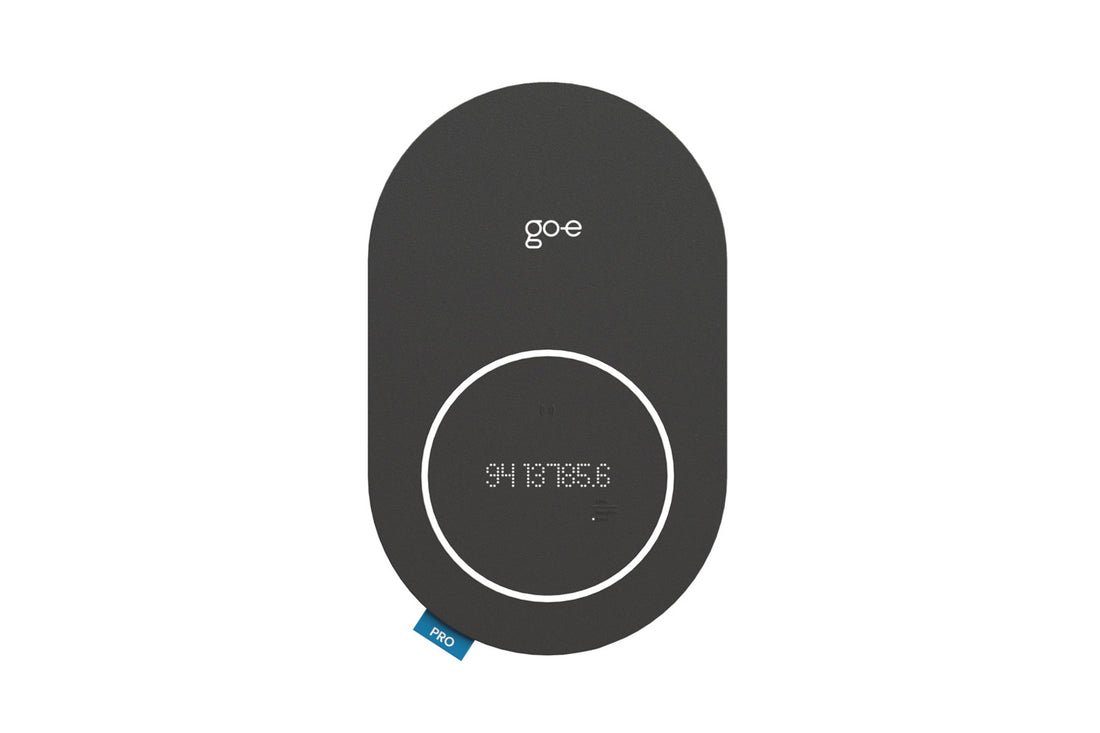 Das go-e Charger PRO CABLE von go-e ist ein schwarzes, ovales EV-Ladegerät mit Digitalanzeige und kleiner blauer PRO-Lasche. Es unterstützt die Plug&Charge-Funktion für nahtloses Laden.