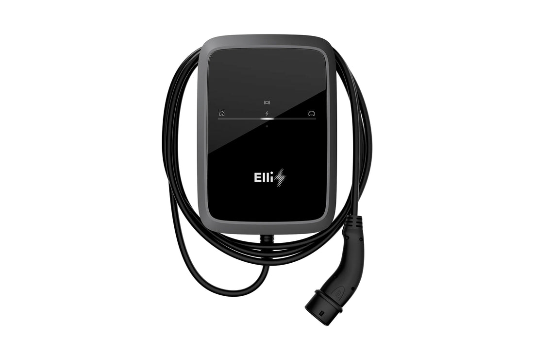 Der schwarze Elli Charger Connect 2 von Elli mit Spiralladekabel und Stecker bietet universelle Kompatibilität und ist auf weißem Hintergrund abgebildet.