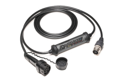 Ein schwarzes HUK Juice Booster 3 air HUK-Set Diagnosekabel mit Multipin-Stecker, Kontrollleuchten und Schutzkappe – kompatibel mit mobiler Ladestation – aufgewickelt auf weißem Untergrund.