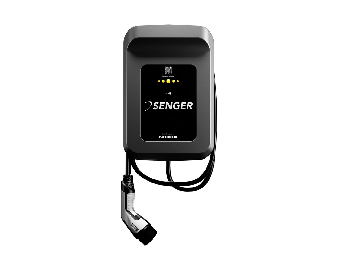 Die Kathrein Senger Wallbox WL40 ist eine schwarze Ladestation für Elektrofahrzeuge mit Display, Kontrollleuchten, RFID-Unterstützung und angeschlossenem Ladekabel.