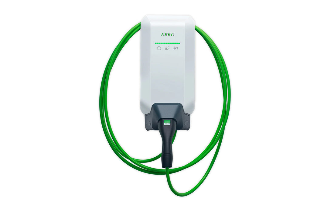 Eine weiße wandmontierte KEBA KeContact P40 von KEBA für Elektrofahrzeuge, um die ein grünes Kabel geschlungen ist und an deren Unterseite der Ladestecker angedockt ist.
