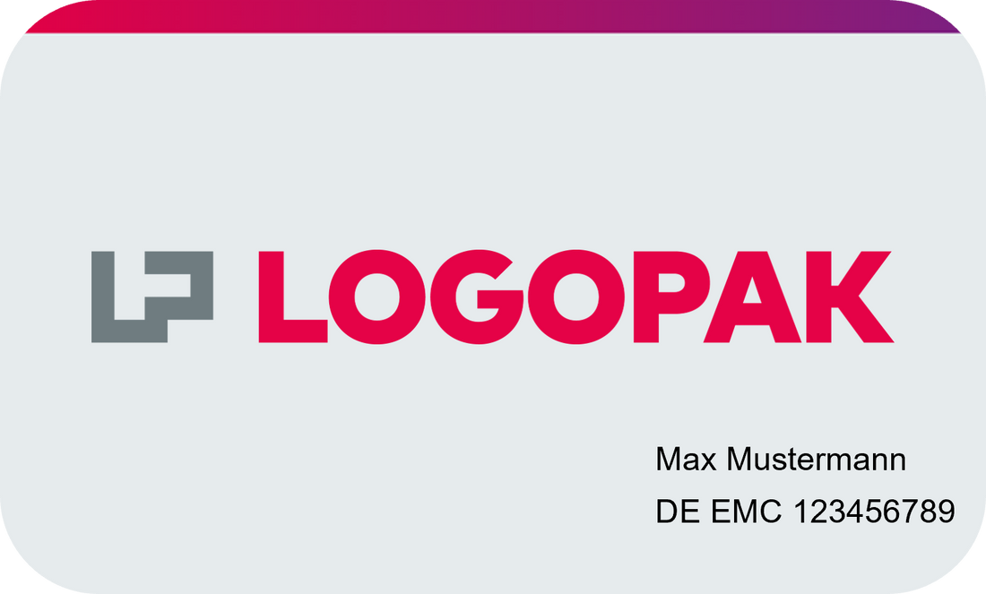 Eine Logopak-Ladekarte aus dem e-mobilio Shop mit dem Logopak-Logo in Rot und Grau, in der unteren rechten Ecke mit dem Aufdruck Max Mustermann und DE EMC 123456789.