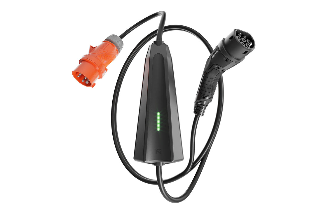 Das NEcharge One von NEcharge ist ein schwarzes EV-Ladekabel mit orangefarbenem Industriestecker, schwarzem Anschluss und Zentraleinheit mit grünen LED-Leuchten, das für das 3-Phasen-Laden als praktische mobile Ladestation konzipiert ist.