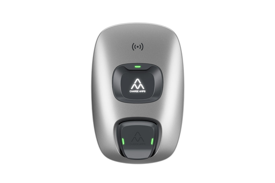 Das Charge Amps Dawn ist ein silbernes, wandmontiertes 22-kW-AC-Ladegerät Typ 2 mit zwei beleuchteten Anzeigen und dem Charge Amps-Logo.