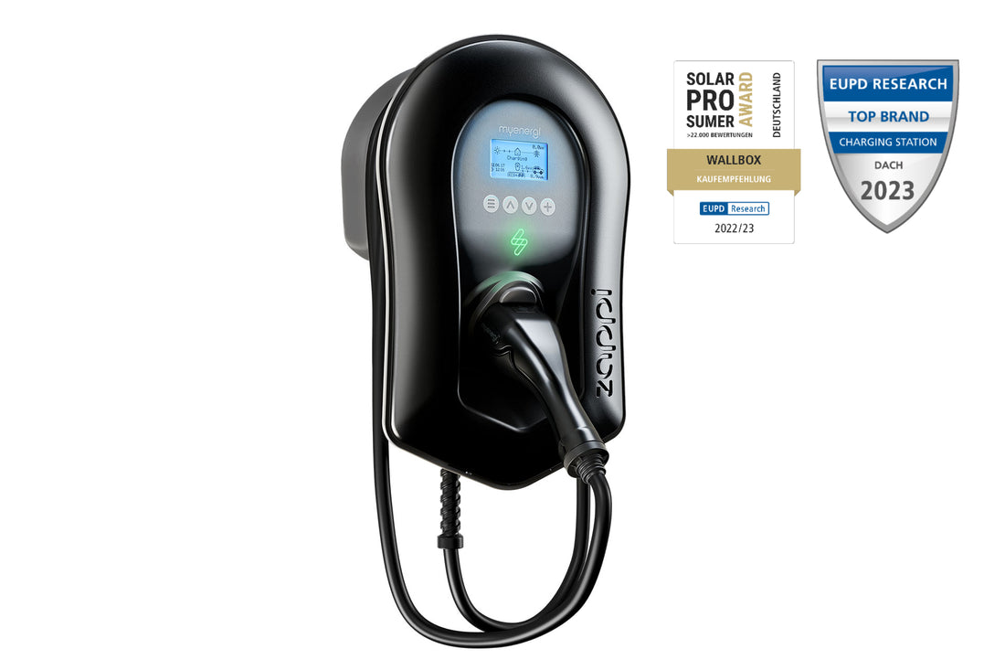 Ein schwarzes, wandmontiertes myenergi zappi V2.1 V2H22 22 kW EV-Ladegerät mit digitalem Bildschirm und Lademodi wird neben den Abzeichen „SolarProsumer Award 2022/23“ und „EUPD Research Top Brand 2023“ gezeigt.