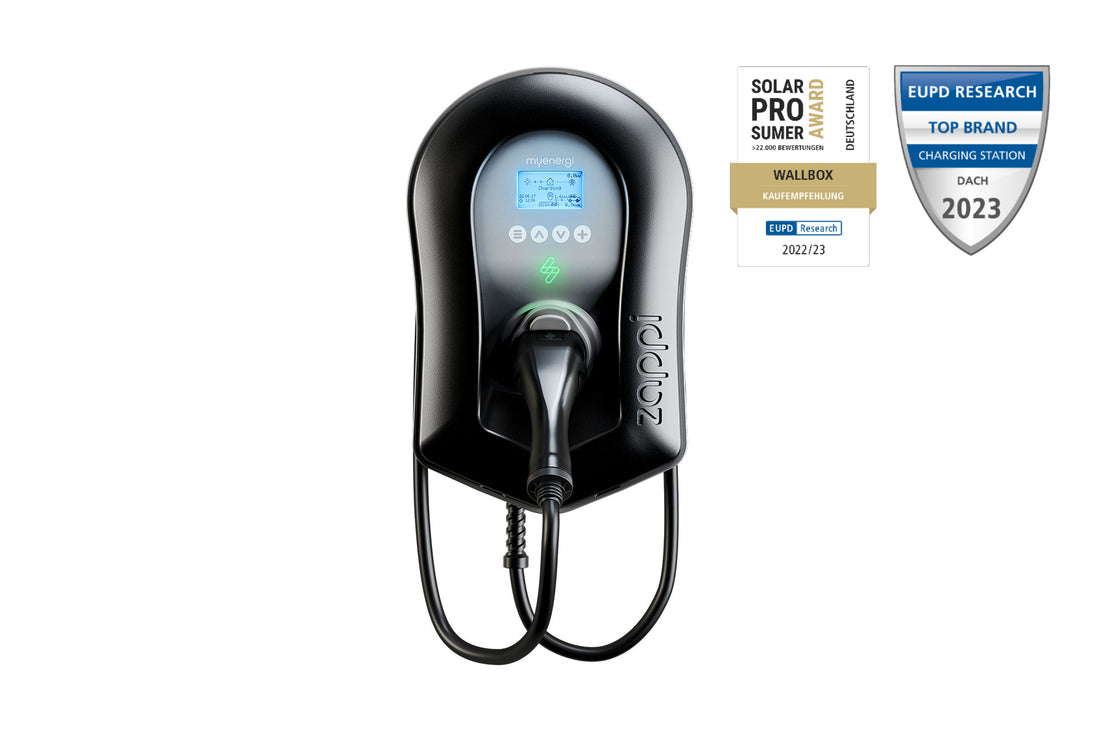 Ein schwarzes myenergi zappi V2.1 V2H22 22 kW EV-Ladegerät, wandmontiert mit Digitalanzeige, abgebildet mit den Auszeichnungen „Wallbox 2022/23“ und „Top Brand 2023“ – perfekt für die Verwendung mit Solar-PV-Systemen.