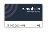 Eine rechteckige e-mobilio Ladekarte vom e-mobilio Shop mit der Kartennummer DE EMC C12345678 und einem kontaktlosen Zahlungssymbol mit der Aufschrift „e-mobility enabling e-mobility“.