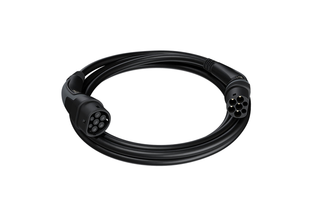 Das go-e 22 kW Typ 2 Kabel Black Edition von go-e ist ein schwarzes Ladekabel für Elektroautos mit siebenpoligen Steckern an beiden Enden, das 22 kW-Laden unterstützt, zu einer Schleife gewickelt ist und isoliert auf weißem Hintergrund dargestellt wird.