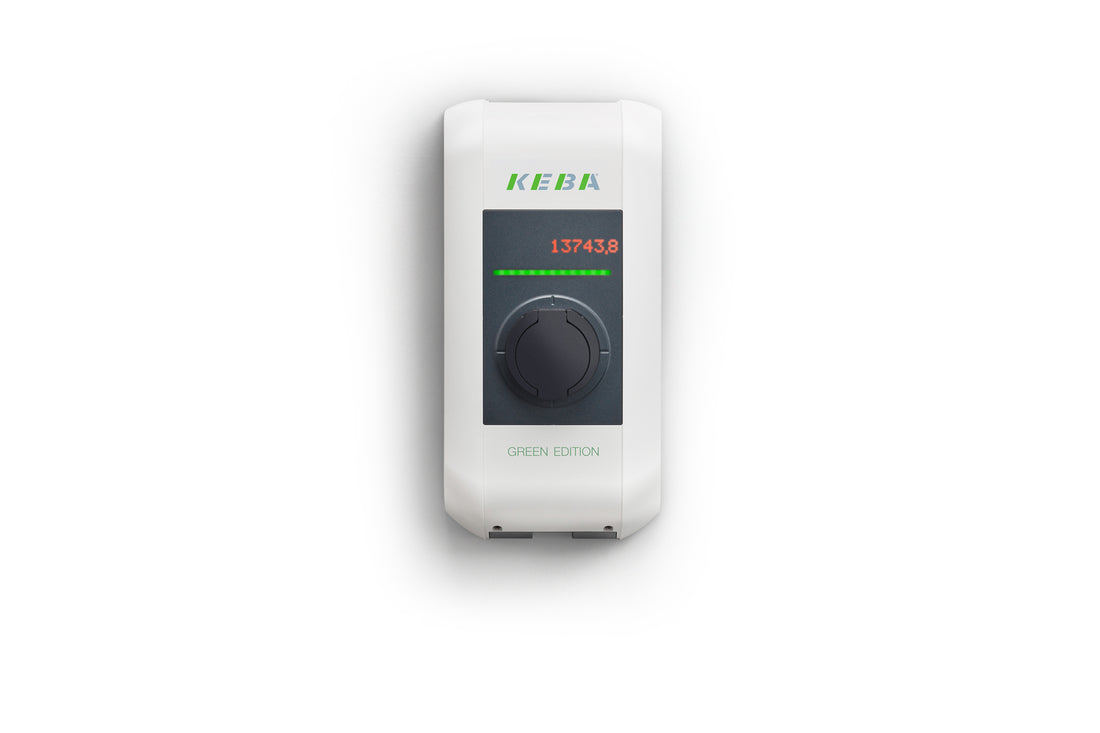 Eine wandmontierte KEBA KeContact P30 C-Serie Green Edition-Ladestation mit Digitalanzeige (13743.8), zentralem runden Bedienknopf und RFID-Kartenunterstützung für sicheren Zugang.