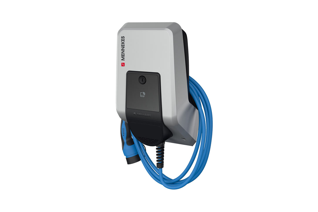 Die Mennekes AMTRON® Charge Control, eine wandmontierte Ladestation für Elektrofahrzeuge mit blauem Kabel, verfügt über ein dynamisches Lastmanagement für eine effiziente Energieverteilung.