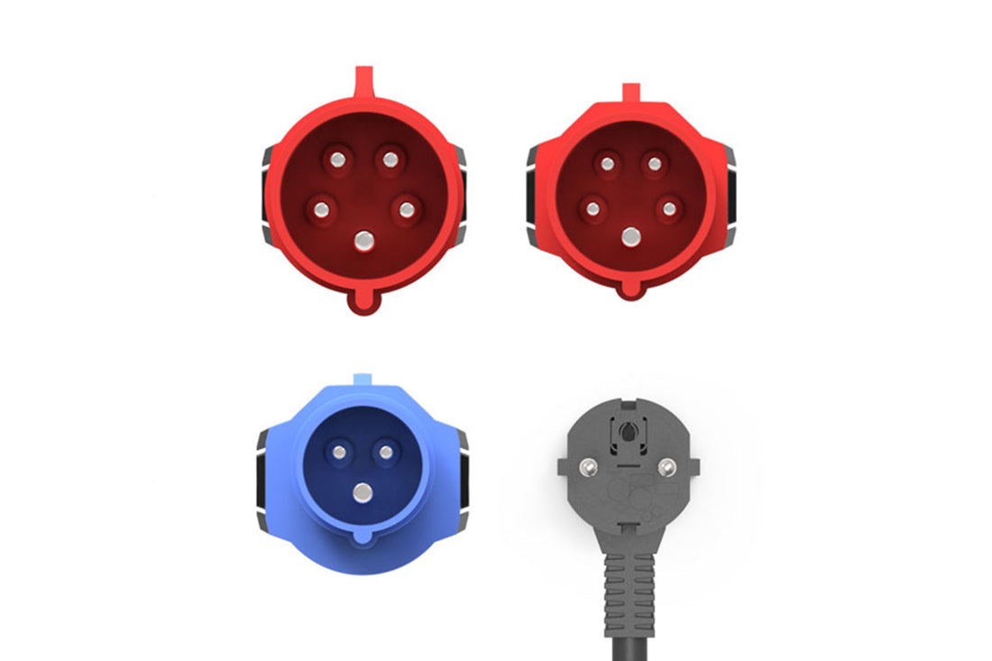 Draufsicht auf das Steckerset NRGkick KfW Select von NRGkick – zwei rote und eine blaue Industriesteckdose mit schwarzem Stecker und Kabel – zeigt Flexibilität und Kompatibilität für die automatische Steckererkennung, alles auf weißem Hintergrund.