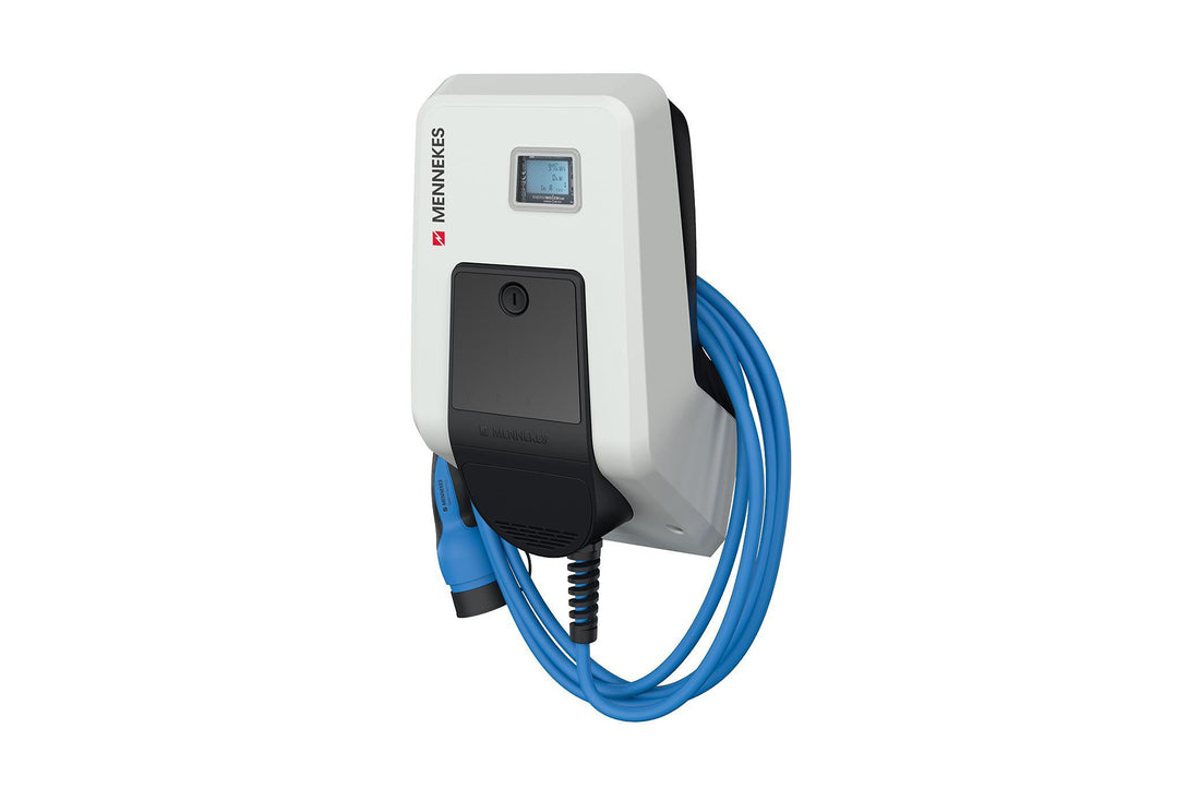 Die Mennekes AMTRON® Professional von Mennekes ist eine wandmontierte Ladestation für Elektrofahrzeuge mit Digitalanzeige, schwarzer Frontplatte, blauem Spiralladekabel an der Seite und RFID-Autorisierung für sicheren Zugriff.