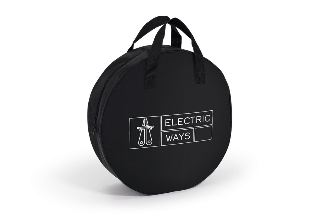 Die ELECTRIC-WAYS Tasche für ein Ladekabel von ELECTRIC-WAYS ist eine runde schwarze Tasche mit zwei Griffen, versehen mit dem Logo und einer einfachen Grafik – ideal, um Ihr E-Auto-Ladekabel organisiert und geschützt aufzubewahren.