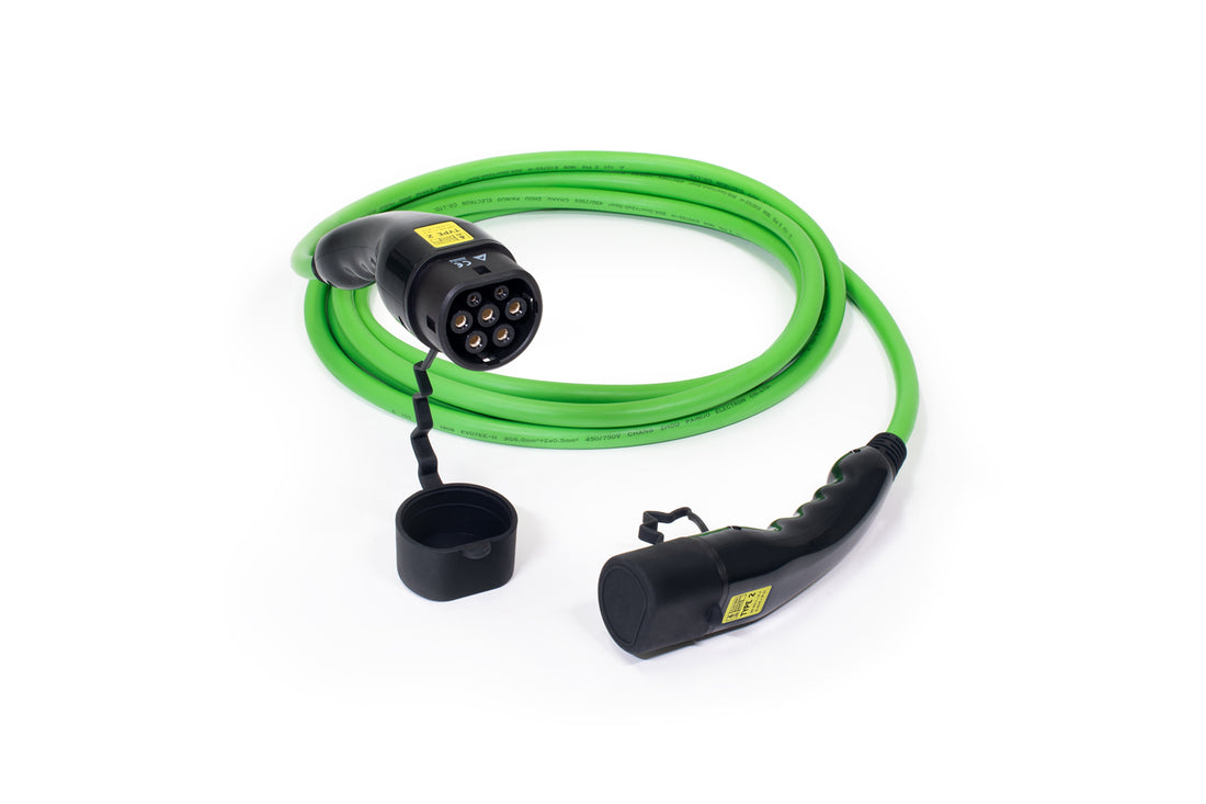 Das ELECTRIC-WAYS Ladekabel - Glatt Typ 2 ist ein grünes Ladekabel mit schwarzem Stecker und Schutzkappe, gewickelt auf weißem Hintergrund dargestellt – ideal für Elektroautos, die einen sicheren Typ 2-Stecker benötigen.
