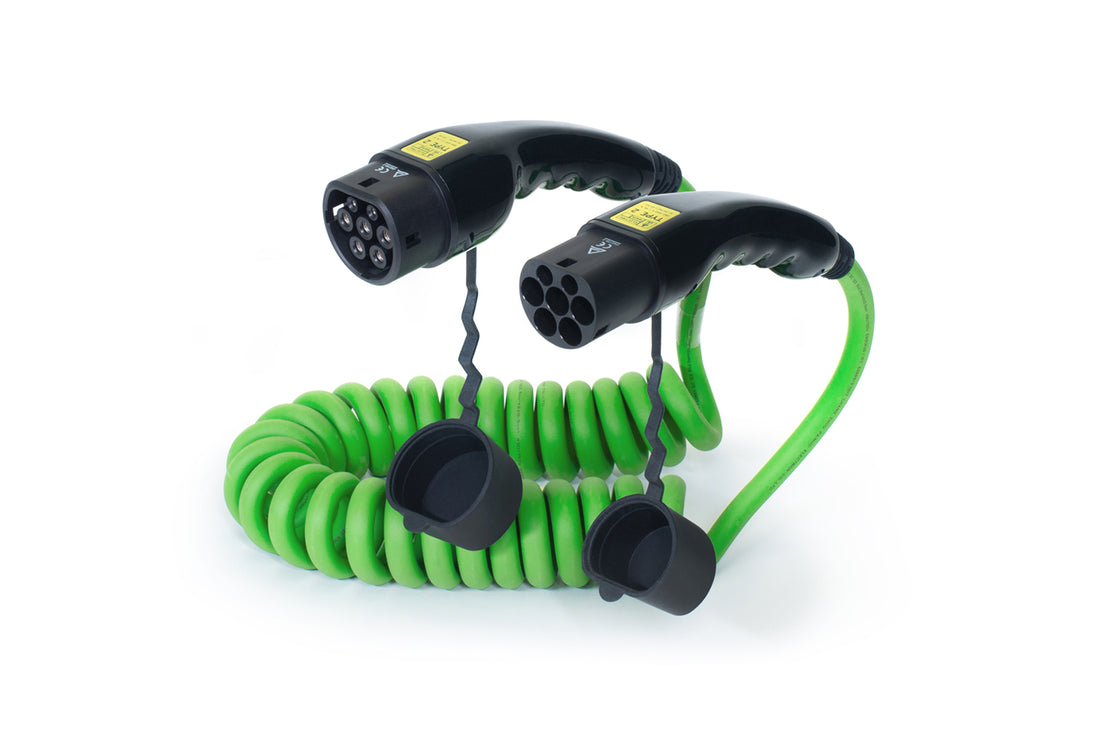Das ELECTRIC-WAYS Ladekabel - Spiral Typ 2 ist ein grünes, gewickeltes Ladekabel mit schwarzen Steckern und Schutzkappen, perfekt für Elektroautos und Plug-In-Hybride.