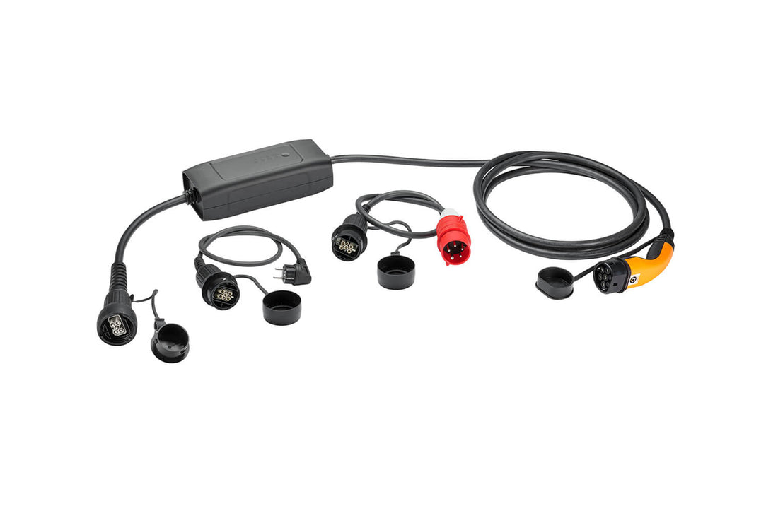 Das LAPP Mobile Ladestation Universal SET von LAPP umfasst ein EV-Ladekabel mit mehreren Anschlüssen, einen Netzadapter, verschiedene Steckeradapter und eine Netzteilbox – alles auf weißem Hintergrund.