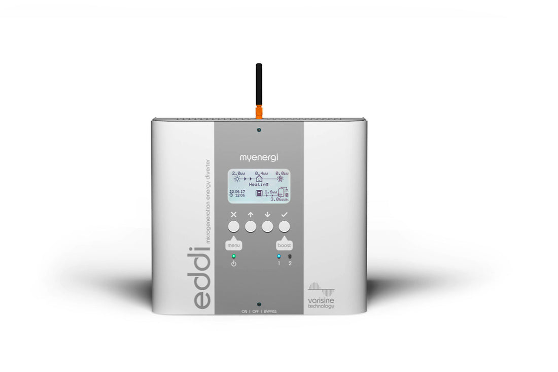Der myenergi eddi von myenergi ist ein weißes elektronisches Gerät mit einem kleinen Display, Steuertasten und einer Antenne, das für die Verwendung mit Ihrem PV-System oder Energiemanagementsystem konzipiert ist und vor einem schlichten weißen Hintergrund dargestellt wird.