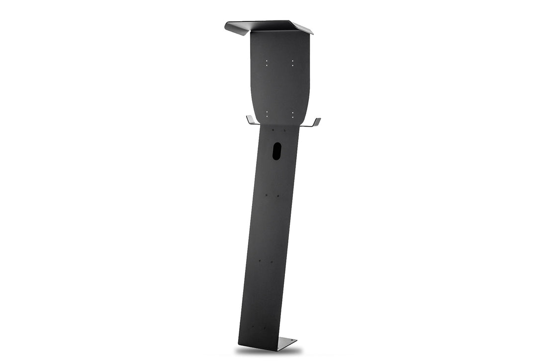 Der hohe, schwarze Pracht Alpha Standfuß von Pracht besteht aus pulverbeschichtetem Aluminium mit rechteckiger Basis, abgewinkelter Oberseite und mehreren Befestigungslöchern.